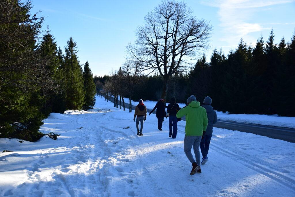 Jeunes qui marchent dans la neige