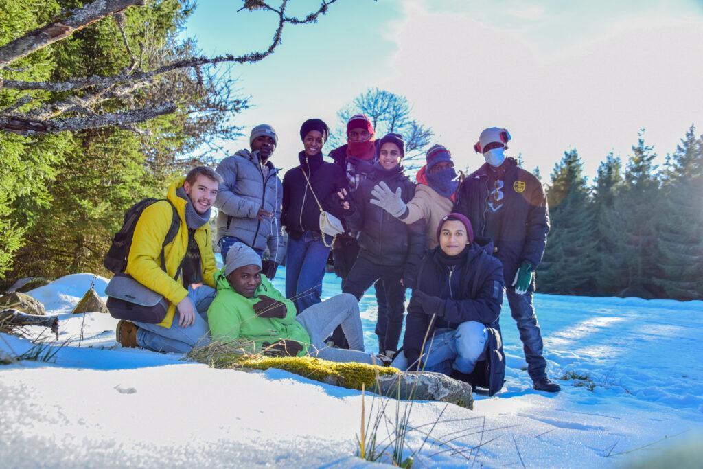 Jeunes de Bernanos avec un éducateur dans la neige
