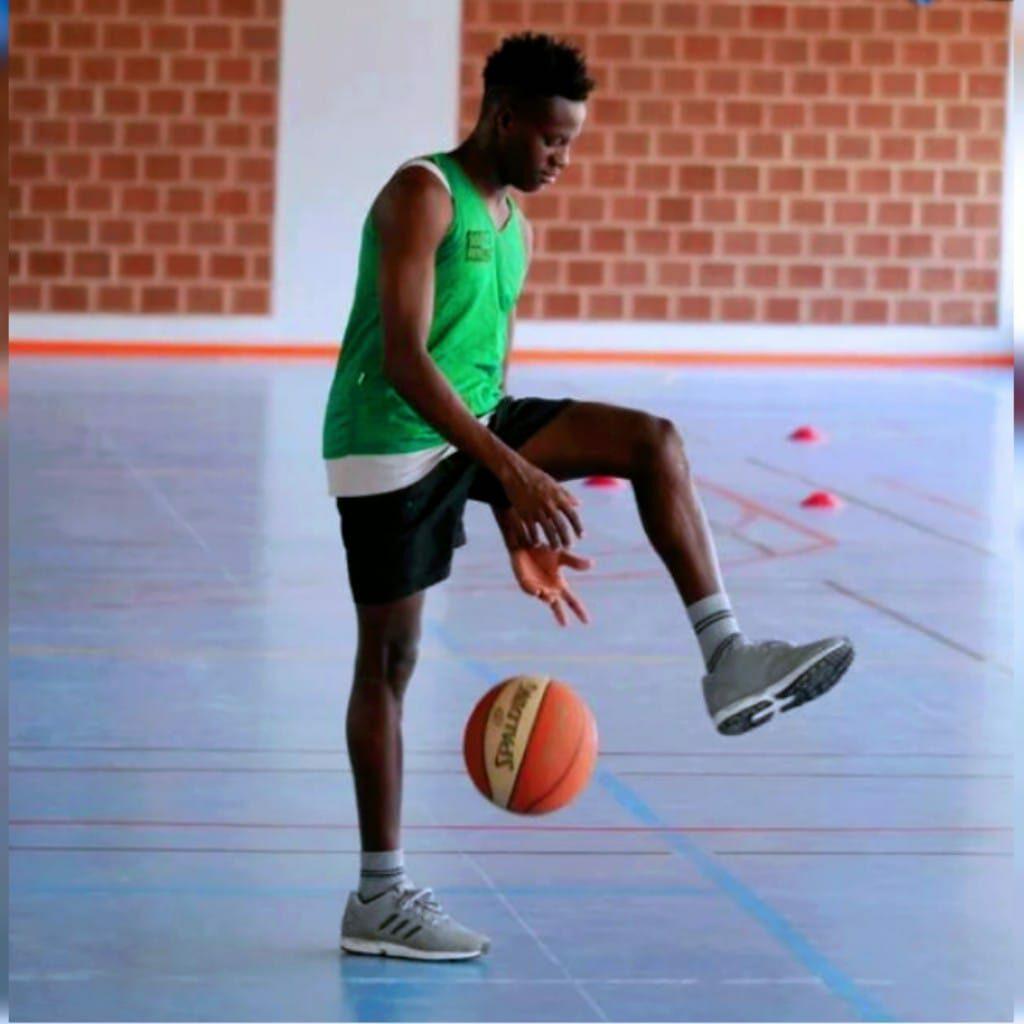 Un jeune qui joue au basket