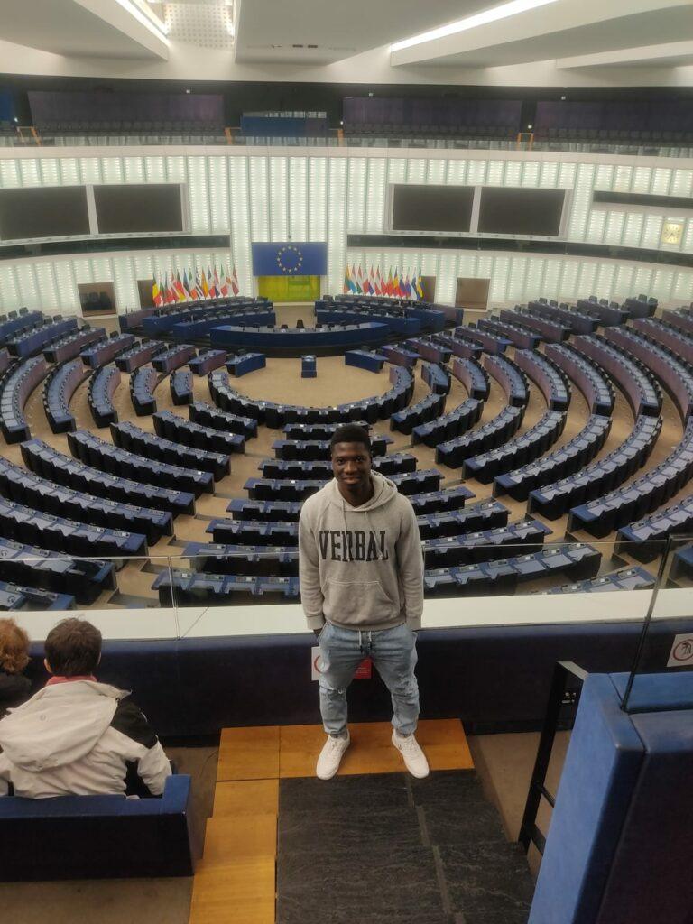 Un jeune dans une salle du parlement européen