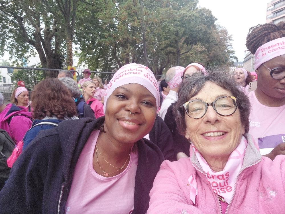 Nicole, bénévole, et Ida, jeune accompagnée par le Centre Bernanos, à la marche d'Octobre Rose